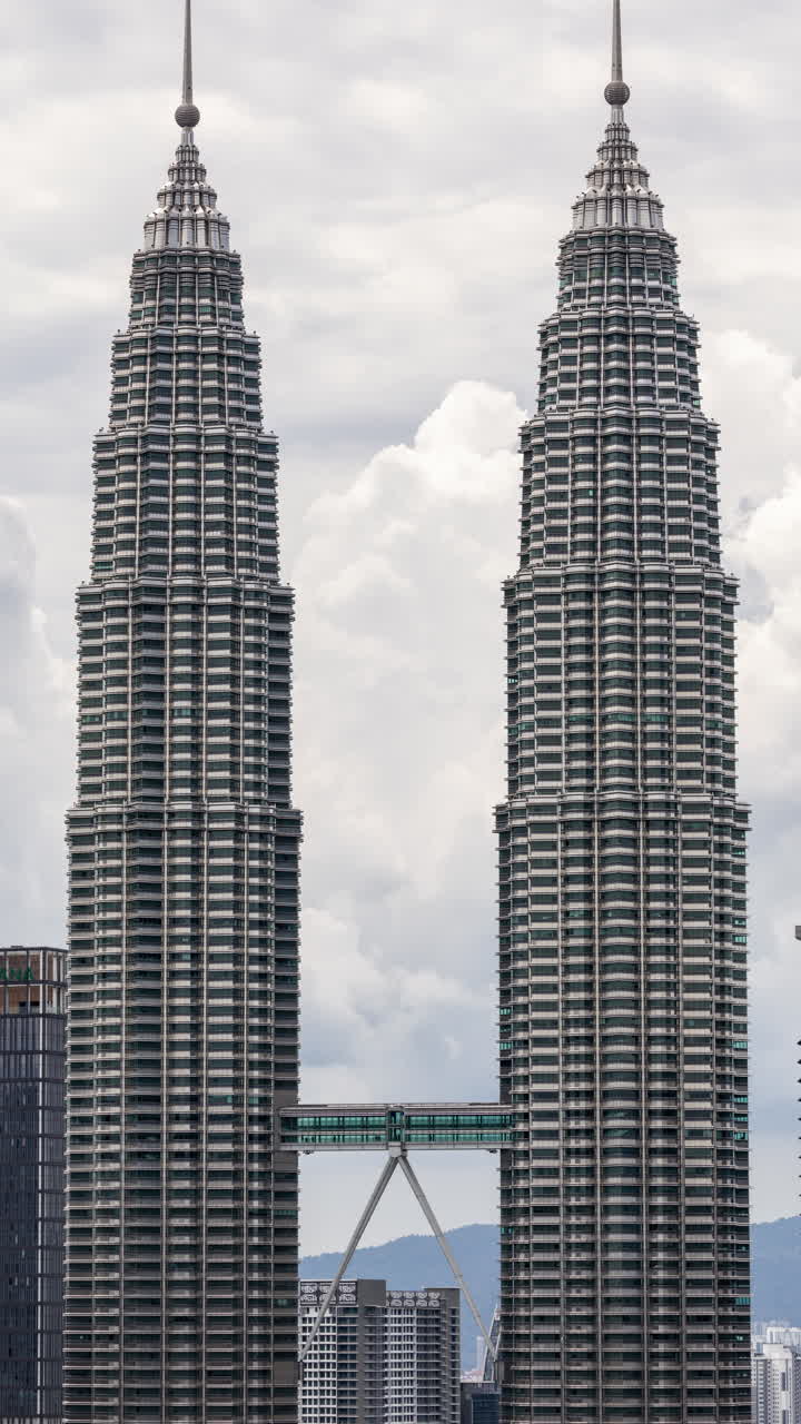 Torres Petronas de Kuala Lumpur y perfil urbano en vertical