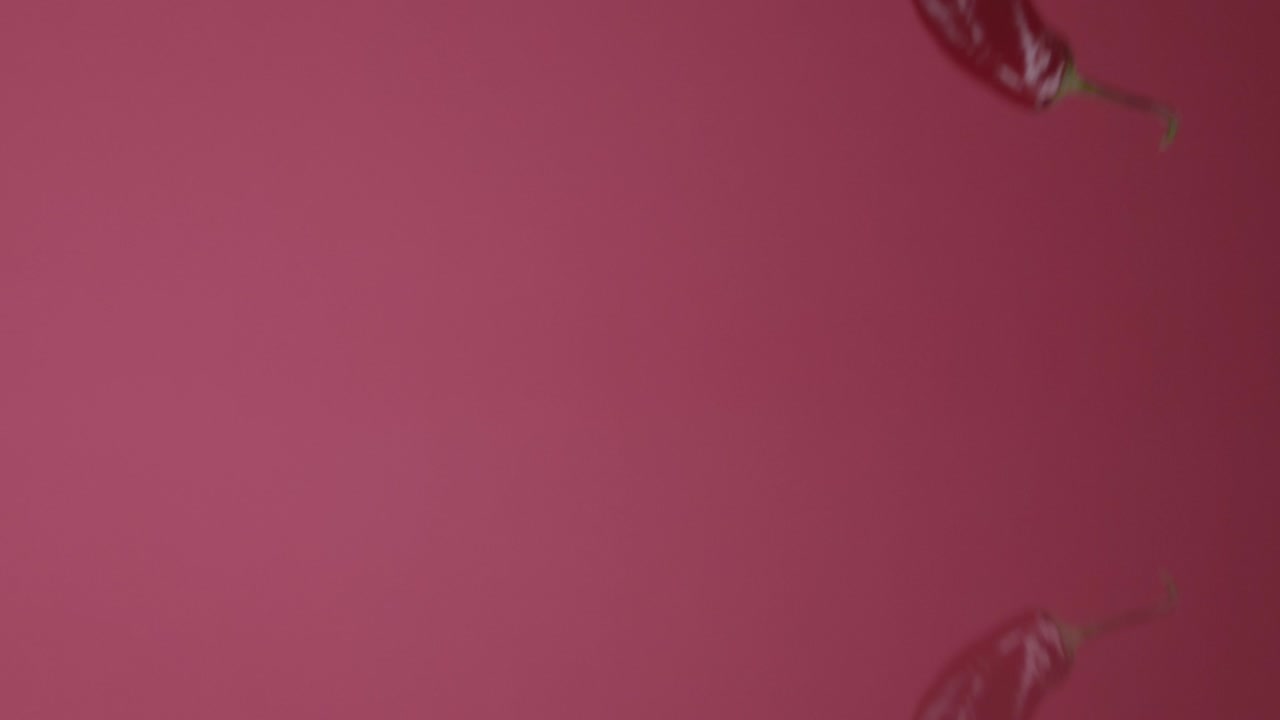 chiles picantes frescos arrojados volando colgando en el aire y cayendo