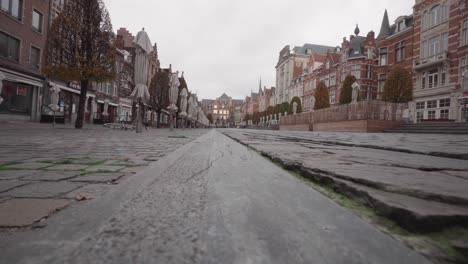 Geschlossene-Cafés,-Bars-Und-Kneipen-Am-Alten-Markt,-Leuven