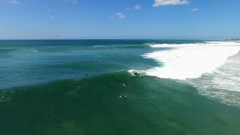 Menschen,-Die-An-Einem-Wunderschönen-Strand-Surfen