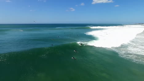 personas surfeando en una hermosa orilla