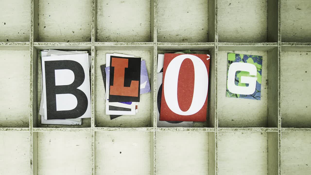 el blog de palabras con letras recortadas de la revista en una caja de madera stop motion loop