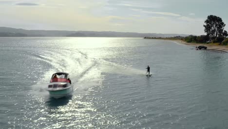 Wasserskifahrer-Stürzt-Im-Seichten-Wasser-Des-Whakatane-Flusses-Ab,-Antenne