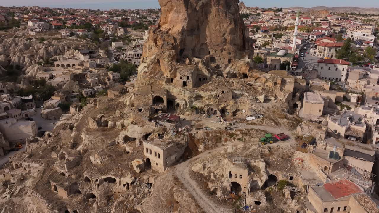 Türkiye, tarihi Ortahisar köyünün taş çatılı havadan görünümü