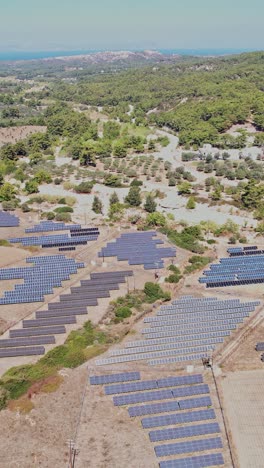 granja de energía solar expansiva en un paisaje montañoso con cielos despejados