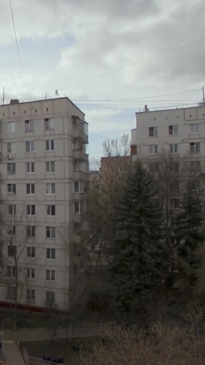 Panoramica di edifici residenziali e cielo nuvoloso