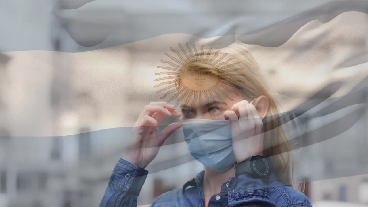 animación de la bandera de argentina ondeando sobre una mujer caucásica con máscara facial en la calle de la ciudad