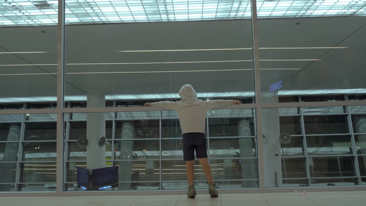 공항 터미널에서 지루한 소년