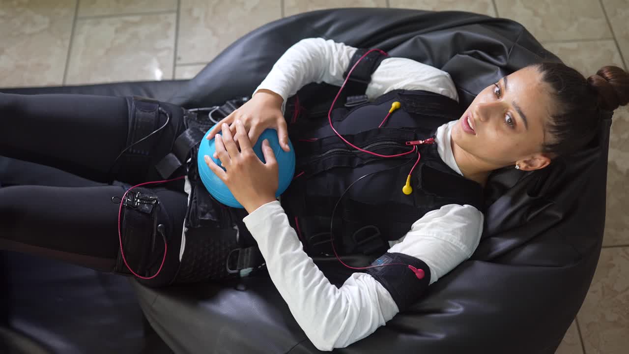 전기 자극 운동을 하는 여성