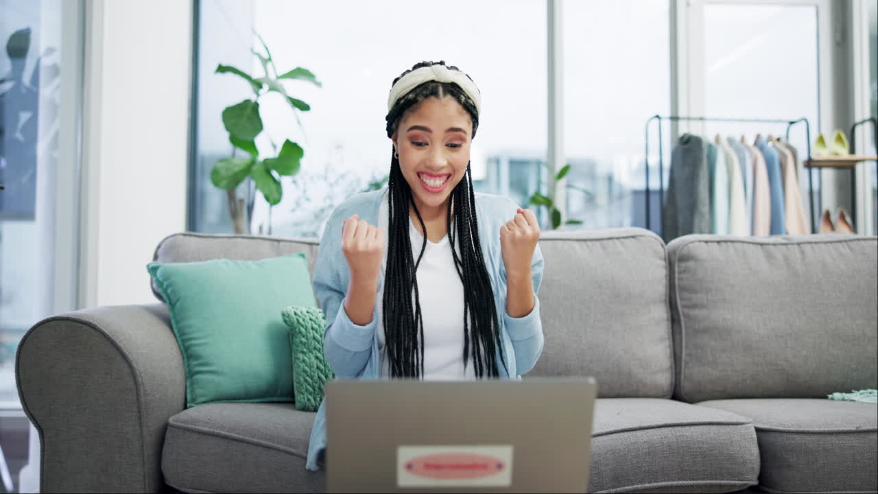 pequeños negocios, éxito y computadora portátil con mujer