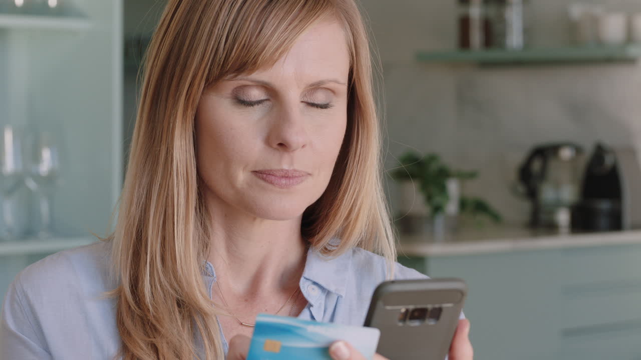 mujer hermosa usando un teléfono inteligente comprando en línea gastando dinero en tarjeta de crédito aplicación de banca móvil con moneda digital disfrutando de libertad financiera