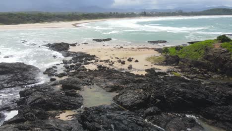 afloramientos ásperos y rocosos cerca del promontorio de bonville en la playa de sawtell, nueva gales del sur, australia