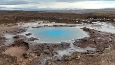 Geysir-In-Island,-Blaues-Heißes-Wasser,-4K-Drohnenaufnahmen