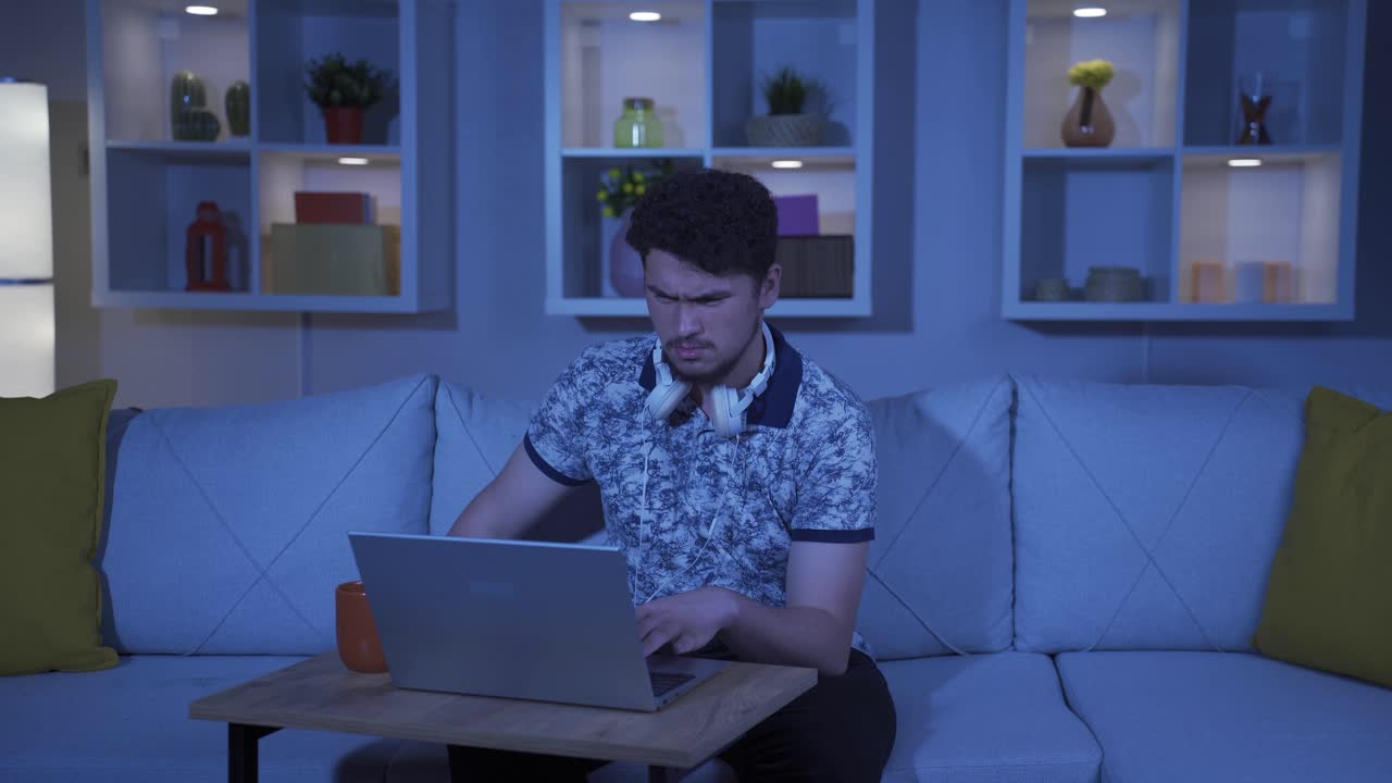 el hombre se encuentra con un problema en la computadora portátil. el hombre está enojado y tratando de resolverlo.