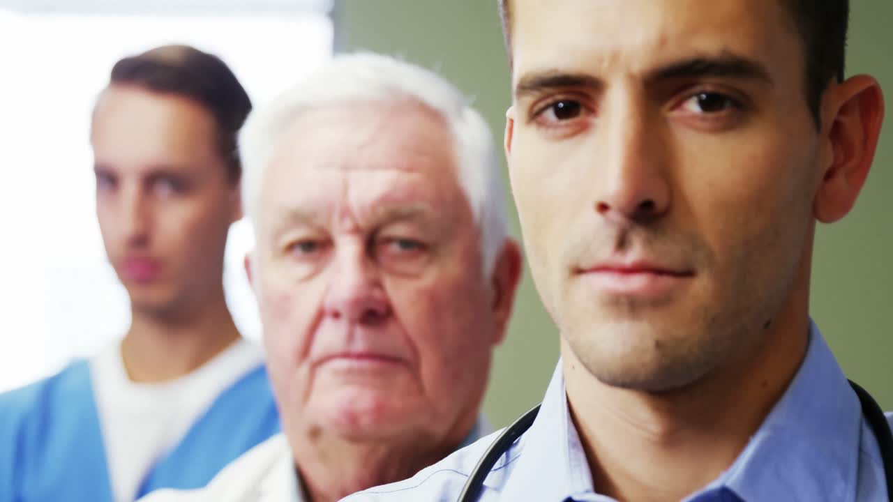 retrato de médicos y enfermeras de pie en el hospital