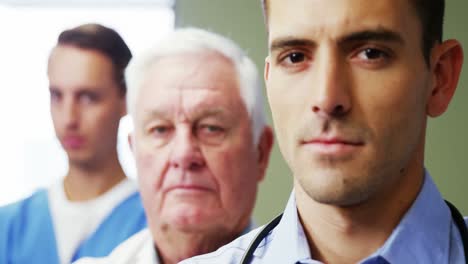 retrato de médicos y enfermeras de pie en el hospital