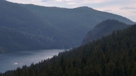 Gibraltar-Rock-Und-Paul-Lake:-Die-Reise-Einer-Drohne-Durch-Ein-Naturwunderland