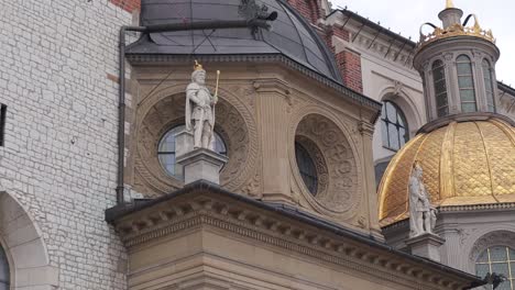 Vista-De-Cerca-Del-Castillo-Real-De-Wawel-En-Cracovia,-Polonia