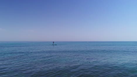 adulto en una tabla de paddle stand up