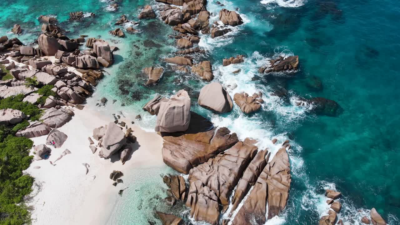 Vista aerea di Anse Marron con le sue famose formazioni rocciose in granito e piscine naturali.