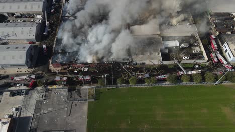 Feuerwehrleute-Bekämpfen-Industriebrand---Luftaufnahme