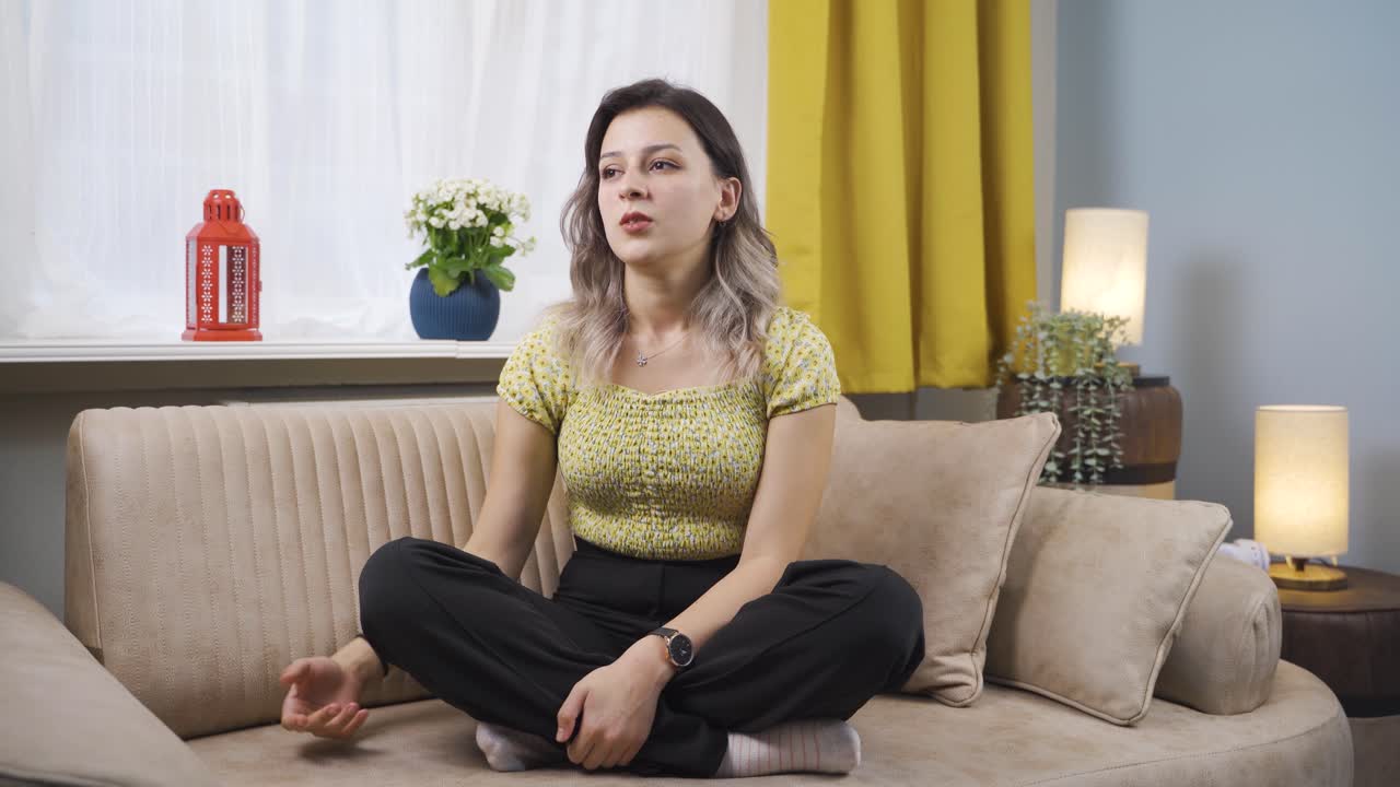 가족 문제가 있는 젊은 여성이 지루하게 앉아 있습니다.