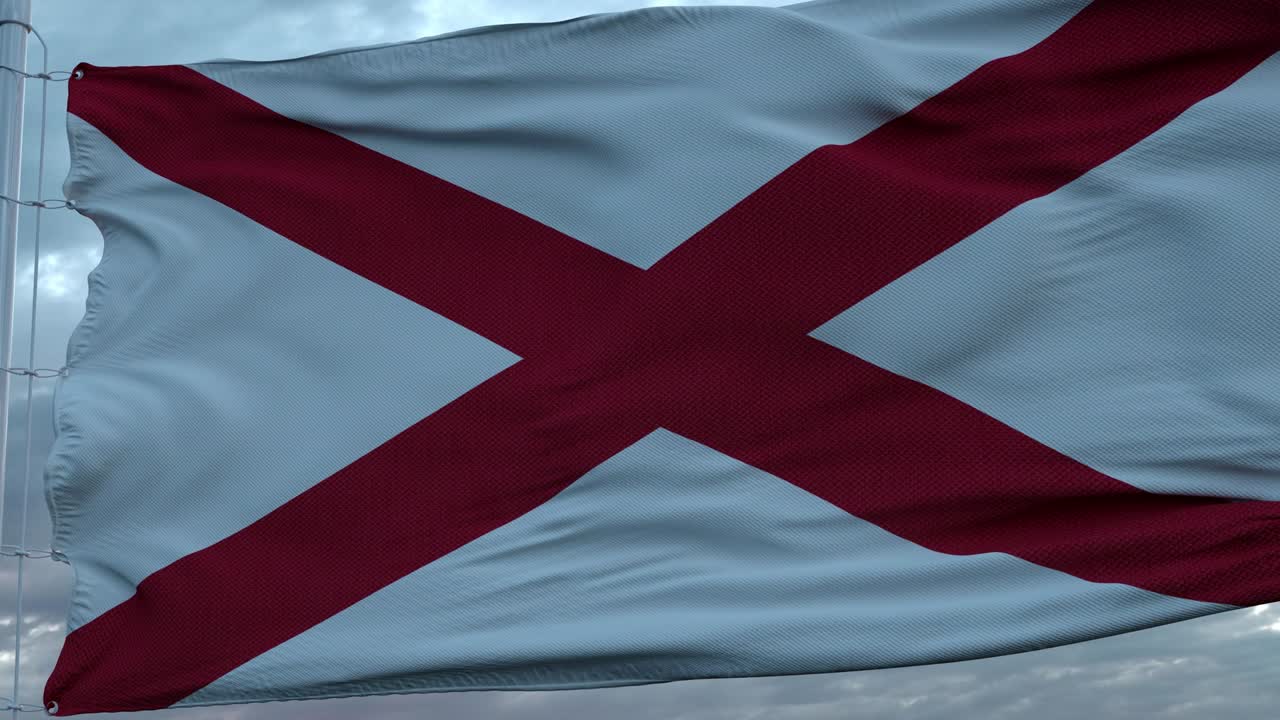 앨라배마의 발은 깊은 아름다운 구름 하늘에 대항하여 바람에 흔들리고 있습니다.