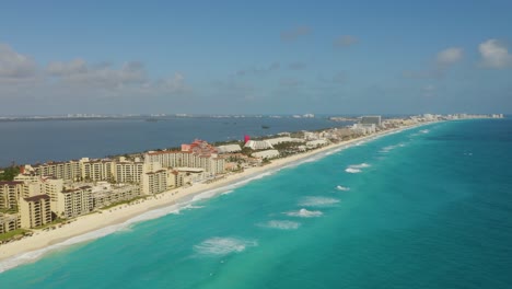 Vista-Panorámica-A-Vista-De-Pájaro-De-La-Zona-Hotelera-De-Cancún