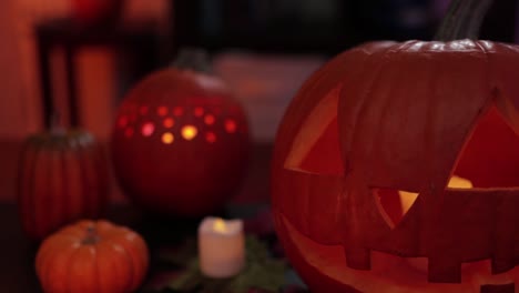 Decoración-Espeluznante-Para-Halloween-Con-Calabazas-Talladas-Y-Velas