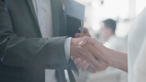 gente de negocios estrechándose la mano acuerdo de asociación corporativa bienvenida oportunidad de cooperación en la oficina