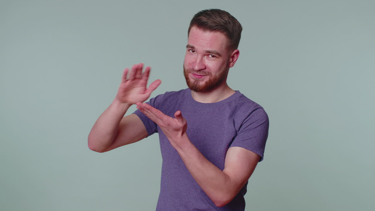 hombre rico mostrando desperdicio o tirando dinero alrededor gesto de la mano, más propinas soñando con una gran ganancia