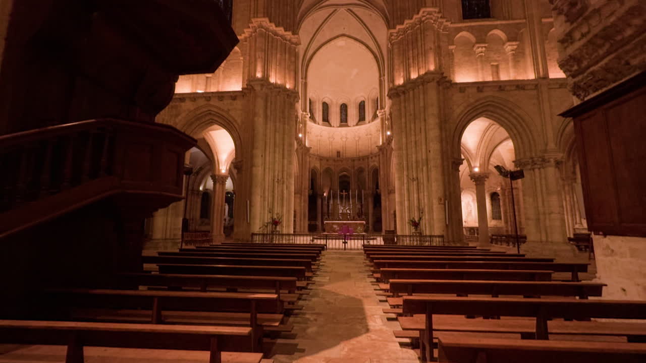 밤 에 프랑스 블루아 에 있는 세인트 니콜라스 교회 의 조명 된 내부 의 웅장 한 풍경