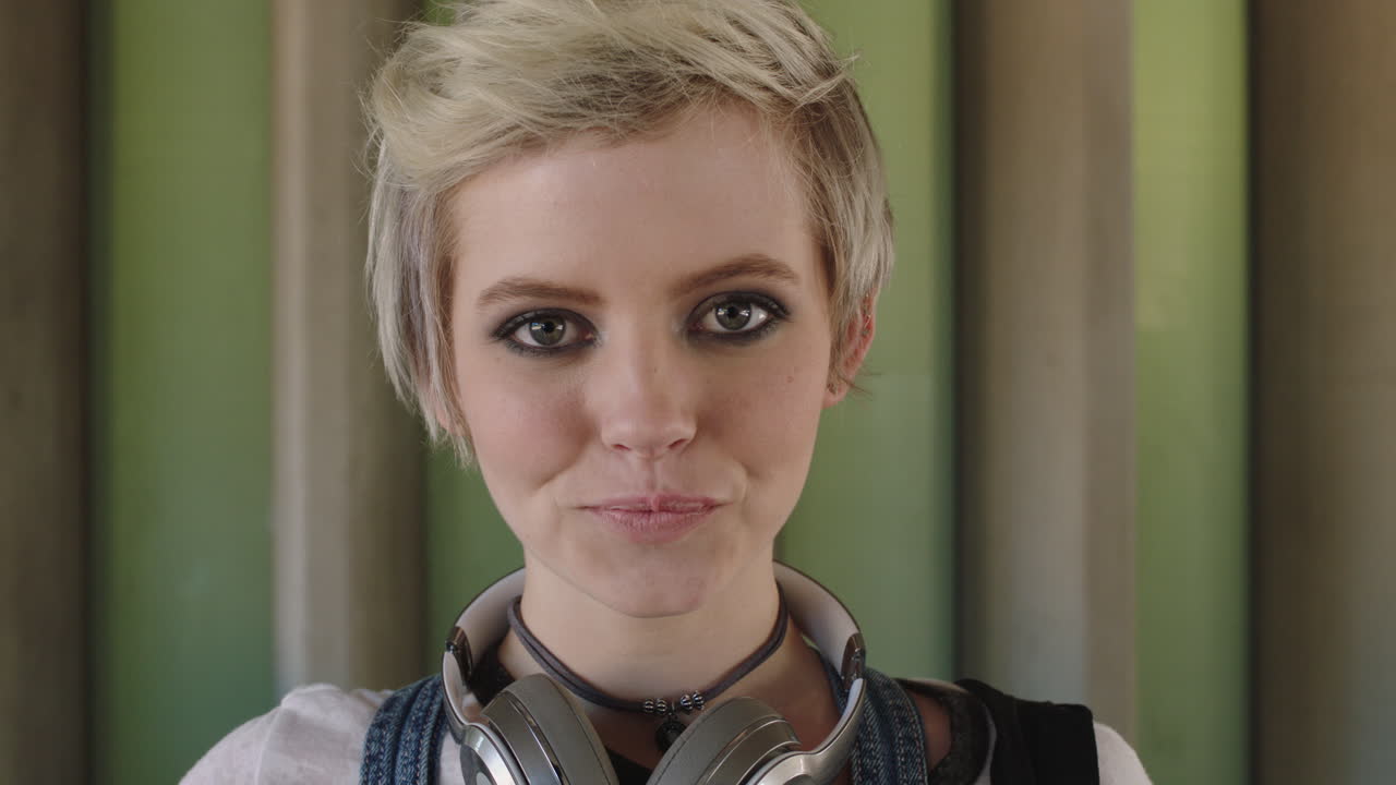 젊은 여성 학생 초상화의 클로즈업 냉정하고 자신감 넘치는 미소