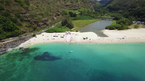 Un-Dron-Disparó-Hacia-Una-Multitud-De-Personas-Que-Rodeaban-Un-Tobogán-En-La-Playa-De-La-Bahía-De-Waimea,-Hawaii