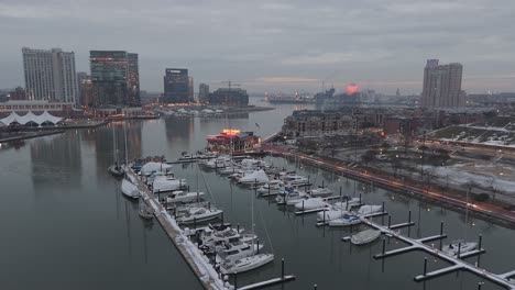 la vista aérea a lo largo del río patapsco y el puerto interior, distritos residenciales y marina en el fondo, en baltimore, maryland, estados unidos