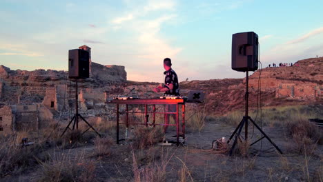 disc jockey tocando y mezclando discos al atardecer