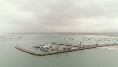 ubicado en la costa del pacífico, el puerto marítimo de manta es el más grande de ecuador