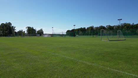 campo de juego durante un día de verano bajo un cielo azul - disparo aéreo 4k