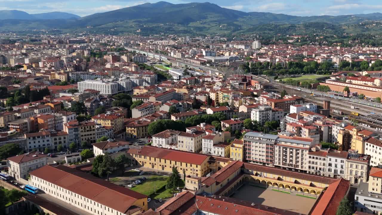 Firenze, Italia, sorvolo aereo diurno su un quartiere italiano, vista del paesaggio montano.