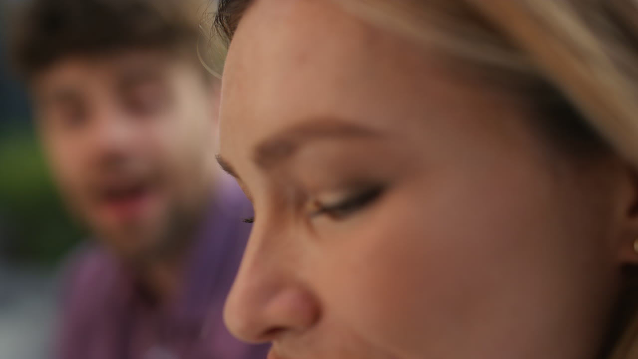 un tipo barbudo hablando con una novia bonita. una pareja amorosa descansando juntos.