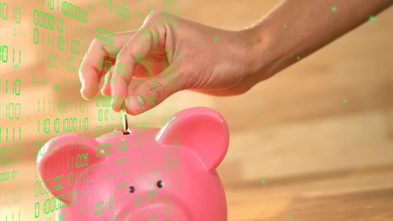 Mano femminile che tiene una moneta, inserendola in un salvadanaio, ripetendo l'azione per risparmiare, con una sovrapposizione binaria per la finanza.