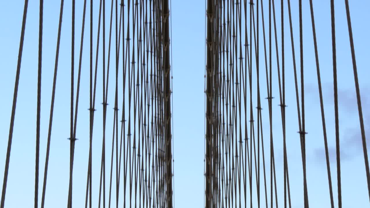 브루클린 다리 위를 걷는 사람들을 보여주기 위해 패닝