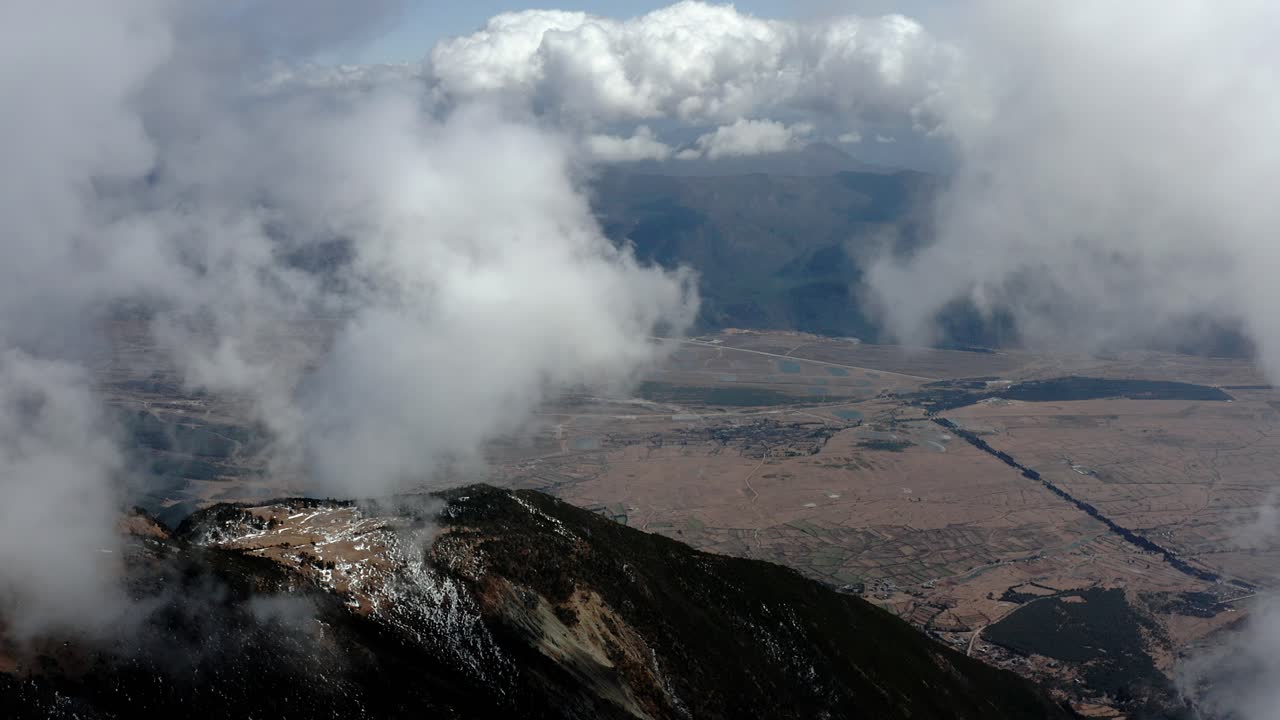 toma aérea de la montaña del dragón de jade de china, yunnan, vista a través de las nubes