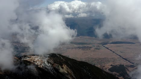 Toma-Aérea-De-La-Montaña-Del-Dragón-De-Jade-De-China,-Yunnan,-Vista-A-Través-De-Las-Nubes