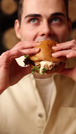 hombre comiendo una deliciosa hamburguesa de pollo crujiente