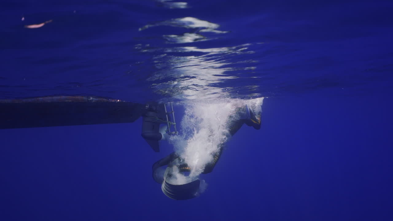 잠수복을 입고 보트에서 뛰어내리는 다이버의 수중 촬영, 지느러미 착용, 다이빙 준비