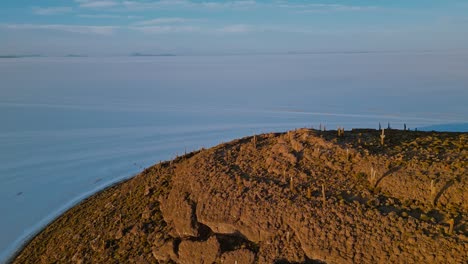 descubra las maravillas de bolivia con impresionantes imágenes de drones que muestran la isla incahuasi, las vastas salinas del salar de uyuni y los cactus únicos desde arriba.