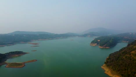 lago prístino en el borde de los bosques de montaña tomas aéreas en el video de la mañana se toma en el lago umiyam shillong meghalaya india