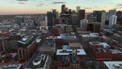 sunset aerial drone flyover of downtown denver, kolorado, stany zjednoczone