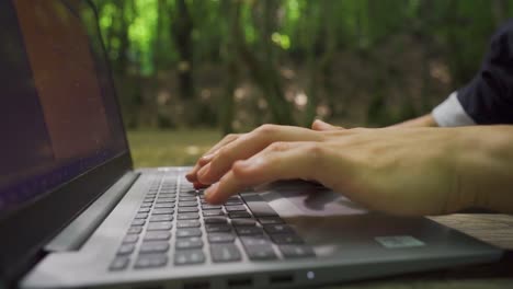 Nahaufnahme-Von-Händen,-Die-In-Zeitlupe-Auf-Laptoptastaturen-Tippen.